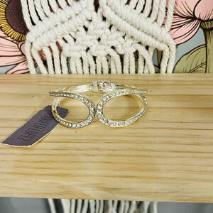 Jennifer Lopez Silver Bangle Bracelet One Size Clear Accent Hinged‎ Design NWT